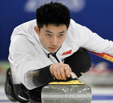 变阵收奇效，中国男子冰壶8-7逆转捷克，结束交手二连败，明日迎双赛！