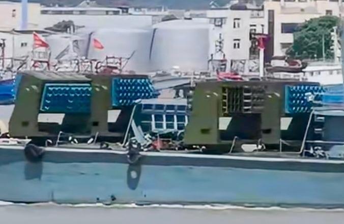 陆军登陆艇安装了4组火箭发射器，似乎是陆军的火箭破障器直接上艇了。所谓破障就是爆