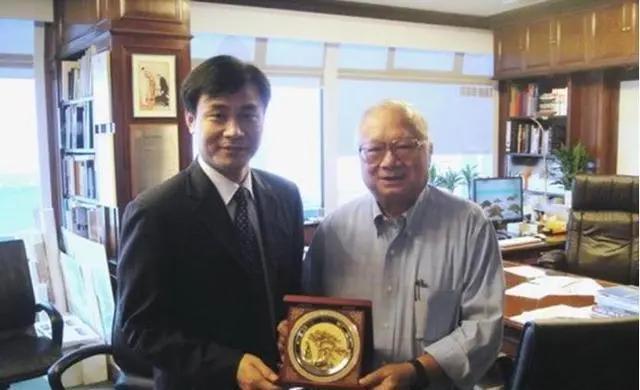90年代，香港富商胡应湘花30亿承建了虎门大桥，他豪言：“等收回成本后，我就把这