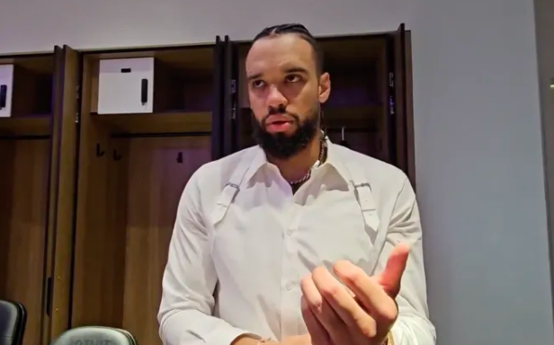 NBA常规赛，太阳114-103击败快船。赛后太阳球员狄龙-布鲁克斯接受了记者