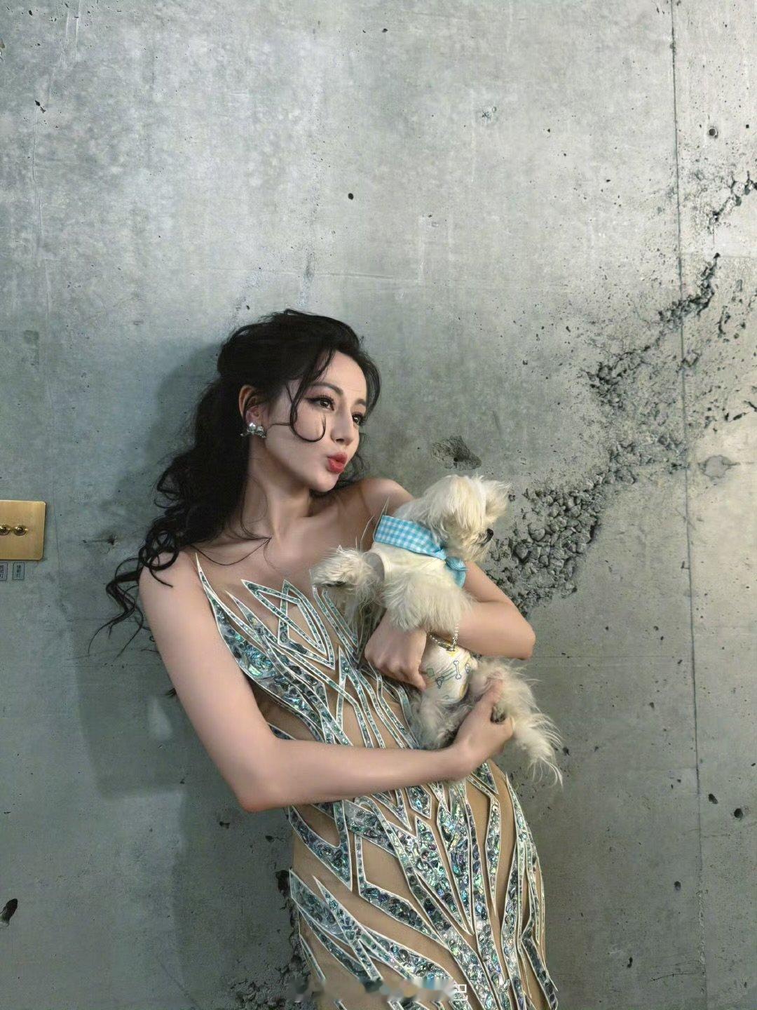 迪丽热巴模仿路边雕塑谁能分得清迪丽热巴是小猫还是雕塑谁能分得清迪丽热巴是小猫还
