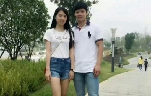 苏炳添与妻子年轻时的照片，二人青梅竹马，从初中至今，属实可贵​​​