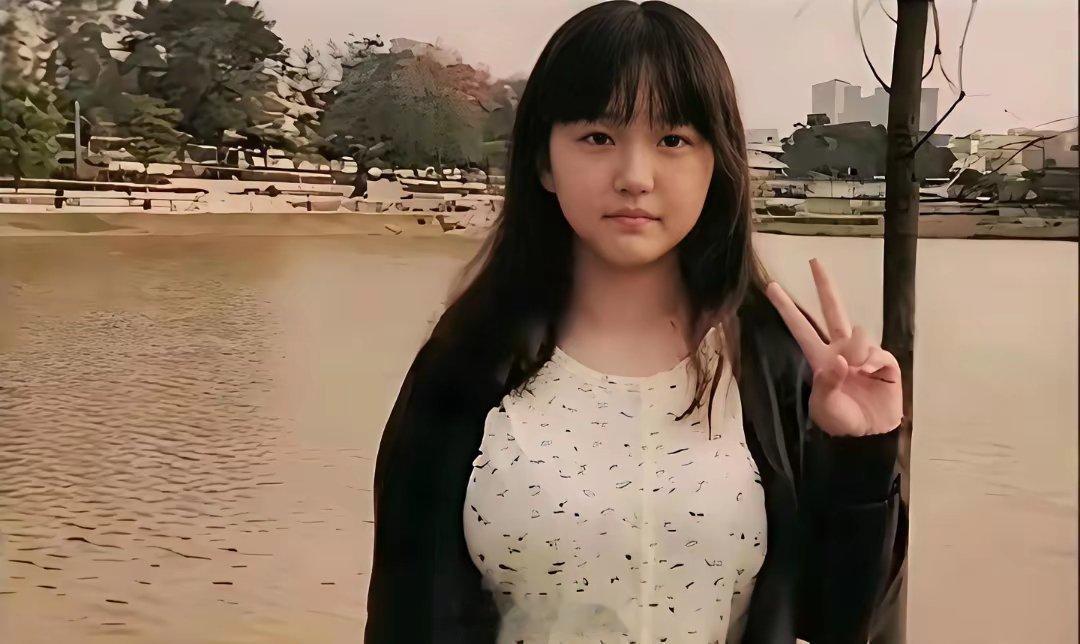 从初中到大学，女孩的颜值越来越高，成为大美女。