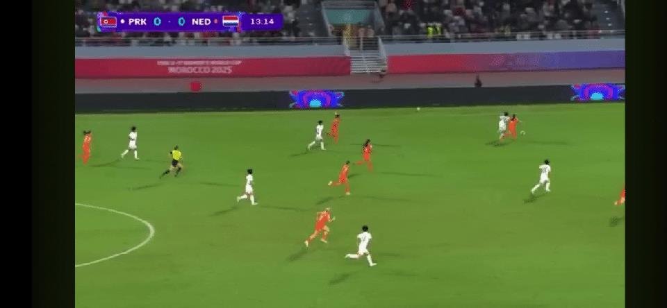 朝鲜女足在U系列真的是具有统治级别的优势，就他们这个踢法真的是太猛了。在面对荷兰