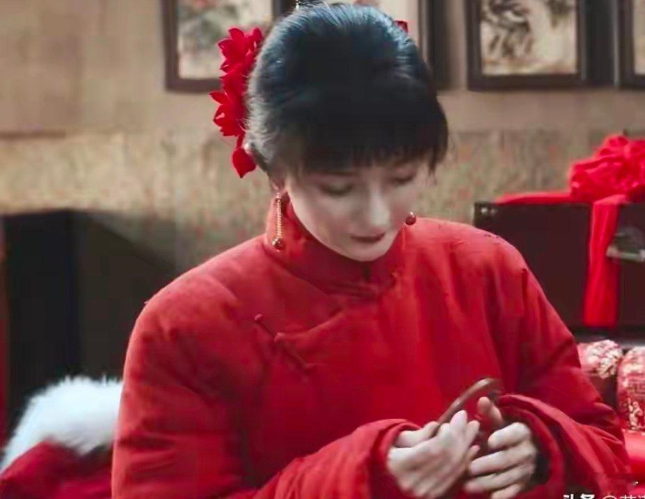 在《生万物》里，绣绣嫁入大脚家后，吃苦无数。剧中对大脚有所美化，原著中的他，因残