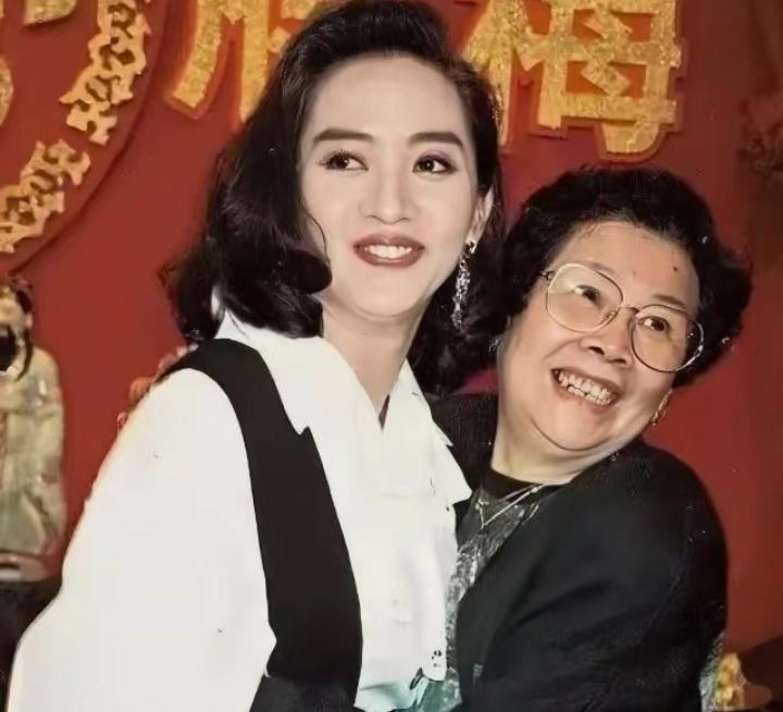 梅艳芳母亲覃美金走了，102岁，吃鸡蛋糕噎死的。这老太太命硬了一辈子，三个孩子走