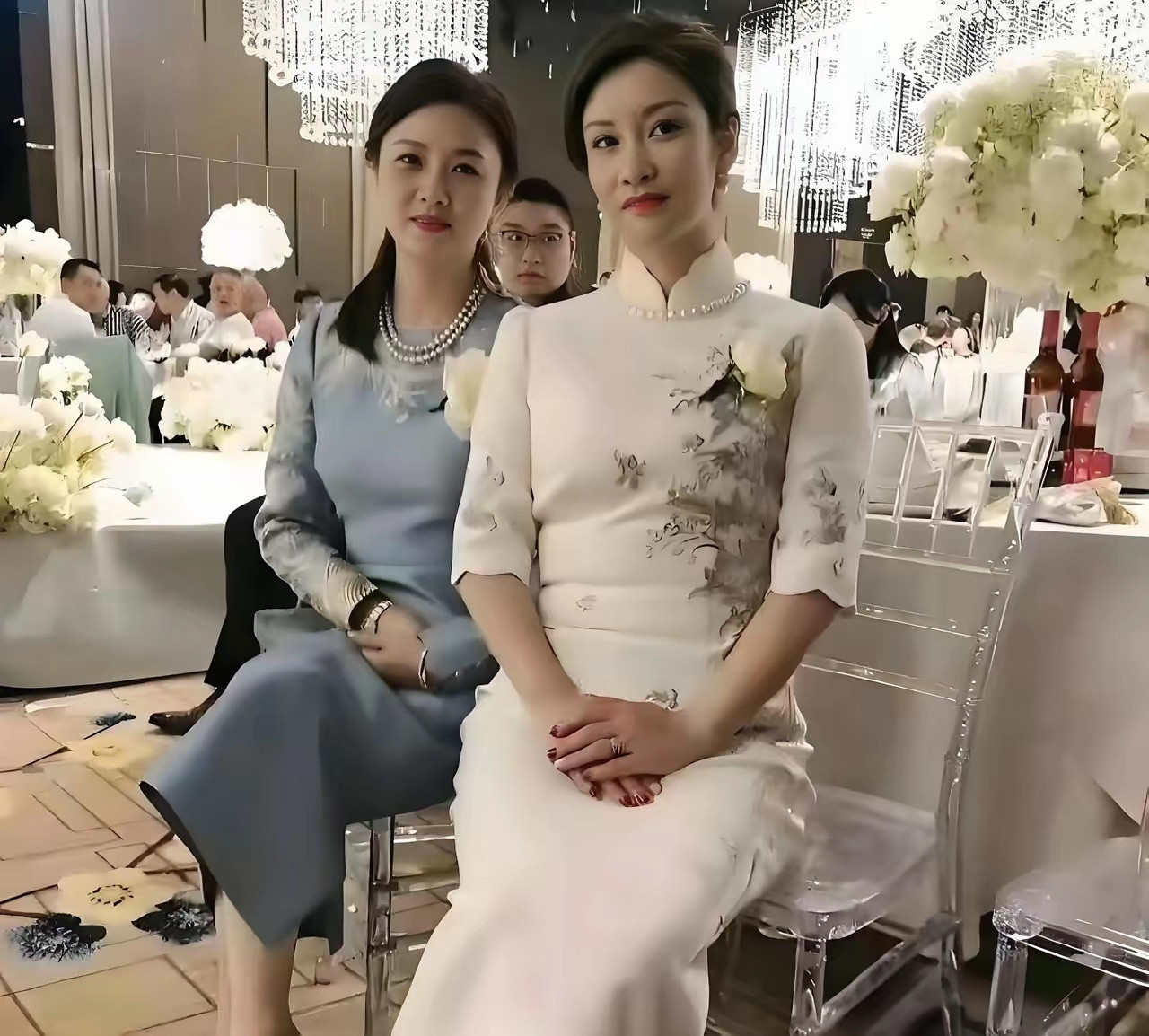 从两个亲家母的装扮气质来看，都不是简单的普通家庭，有点“针尖麦芒”的意思，小两口