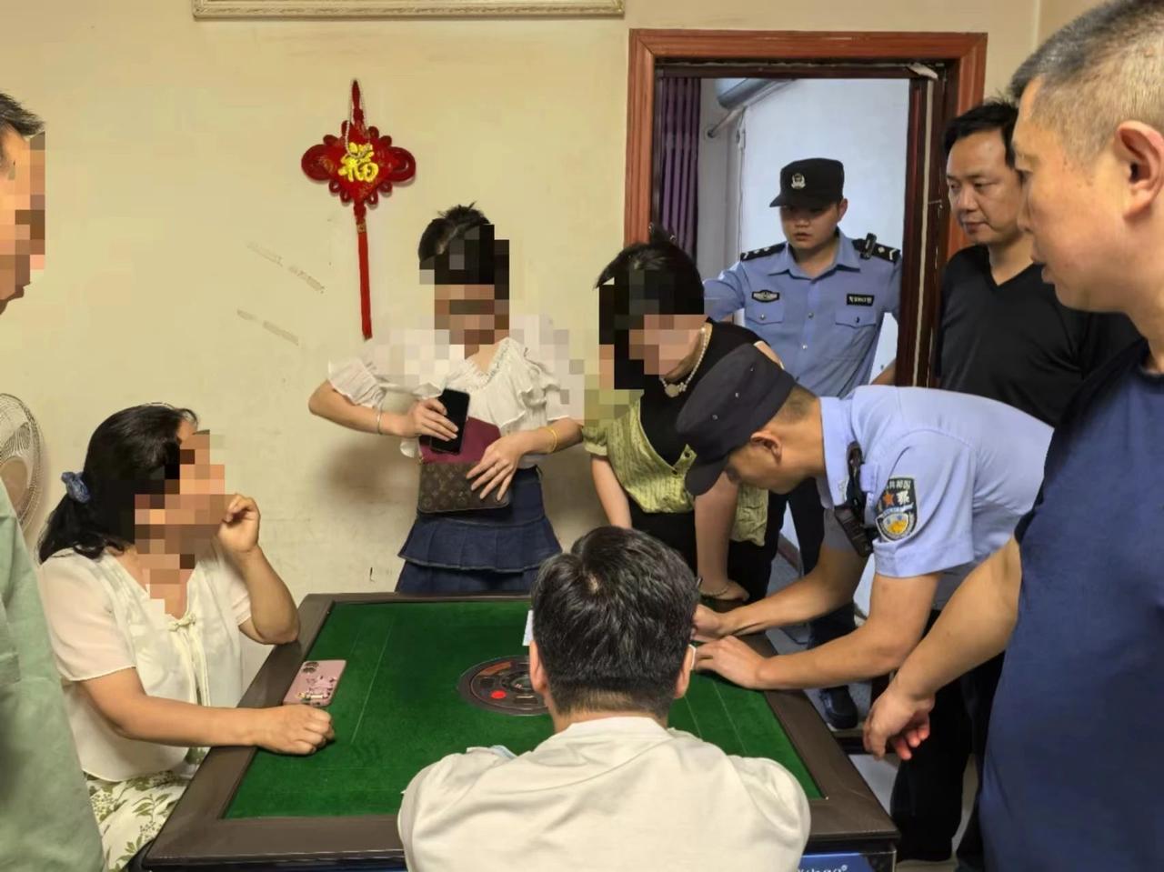 “胆子太肥了！”海南，一男子是驻所医生，他收了53000元好处费，给13个赌博人