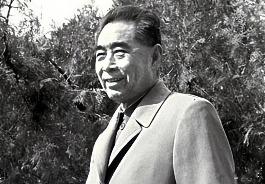 1949年，周总理经过花园时，感觉身后有双眼睛在盯着他，回头一看，原来是一个花匠