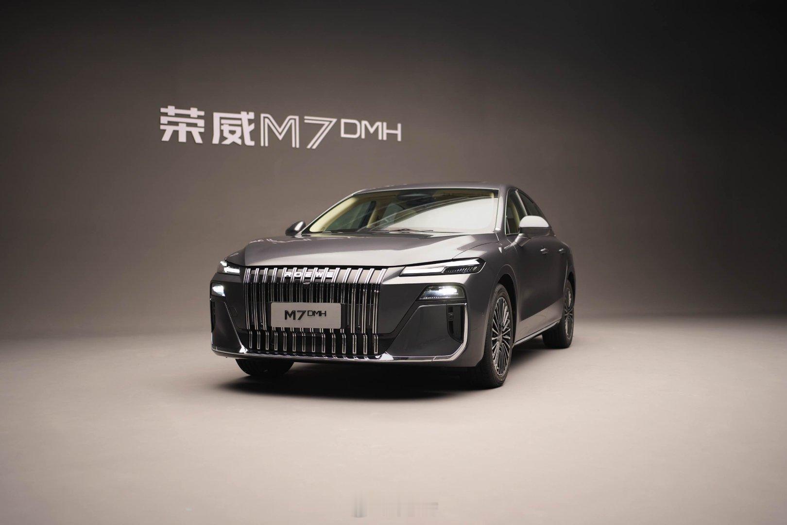随便唠唠荣威M7DMH这台车吧它主打的“越级中大型国民车”确实有点东西。设计上