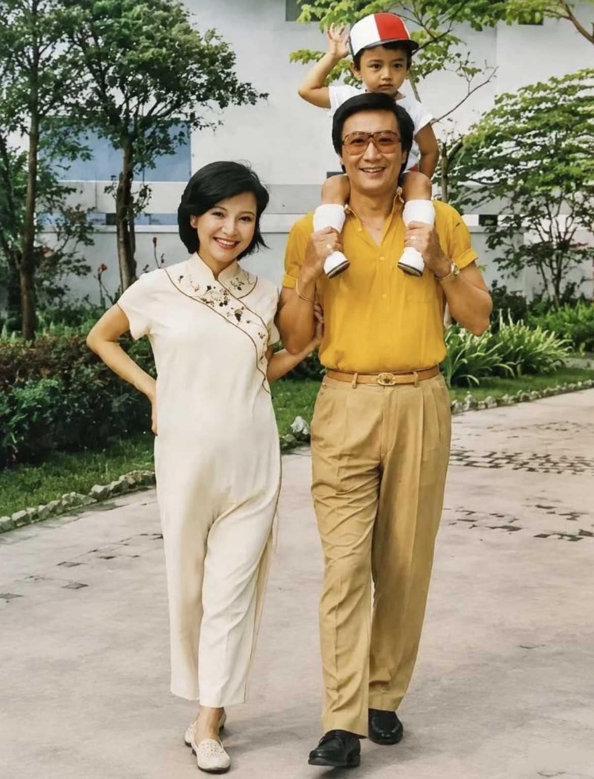1982年谢贤背着谢霆锋一个46岁一个2岁岁月不饶人啊