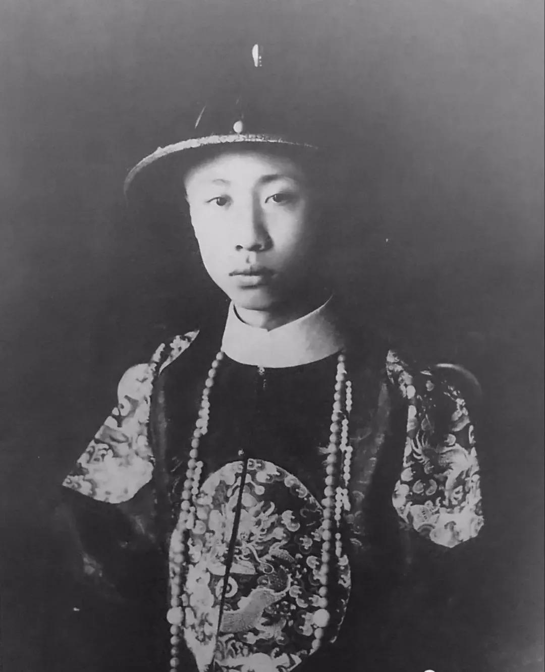 1962年，56岁的溥仪娶了38岁的女护士李淑贤。新婚之夜，溥仪开着100瓦的