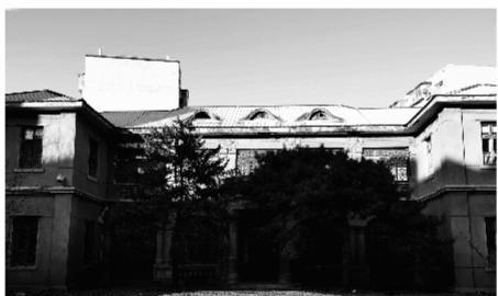 1925年，张作霖治下的铁路局长常荫槐因公出差。听手下说头等包厢有个男客，不买票