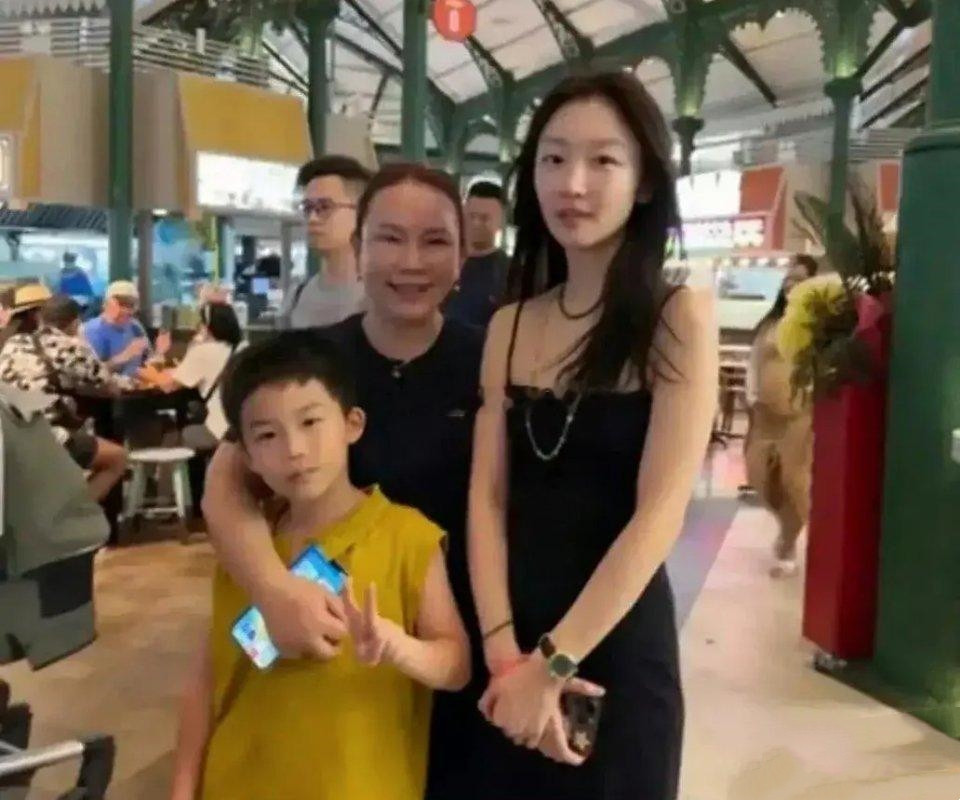 周冬雨不仅人长得绝美，身高居然也高了普通人这么一大截