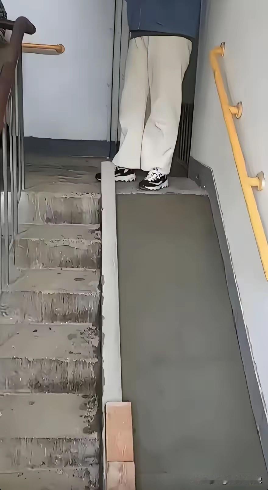 老小区没有电梯，楼梯一半被修成斜坡，你觉得是好还是不好？