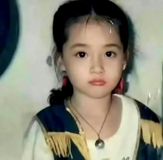向佐首晒女儿正脸，向芷如精灵般可爱，完美复刻郭碧婷高颜值。在爱意满溢的家庭中，小