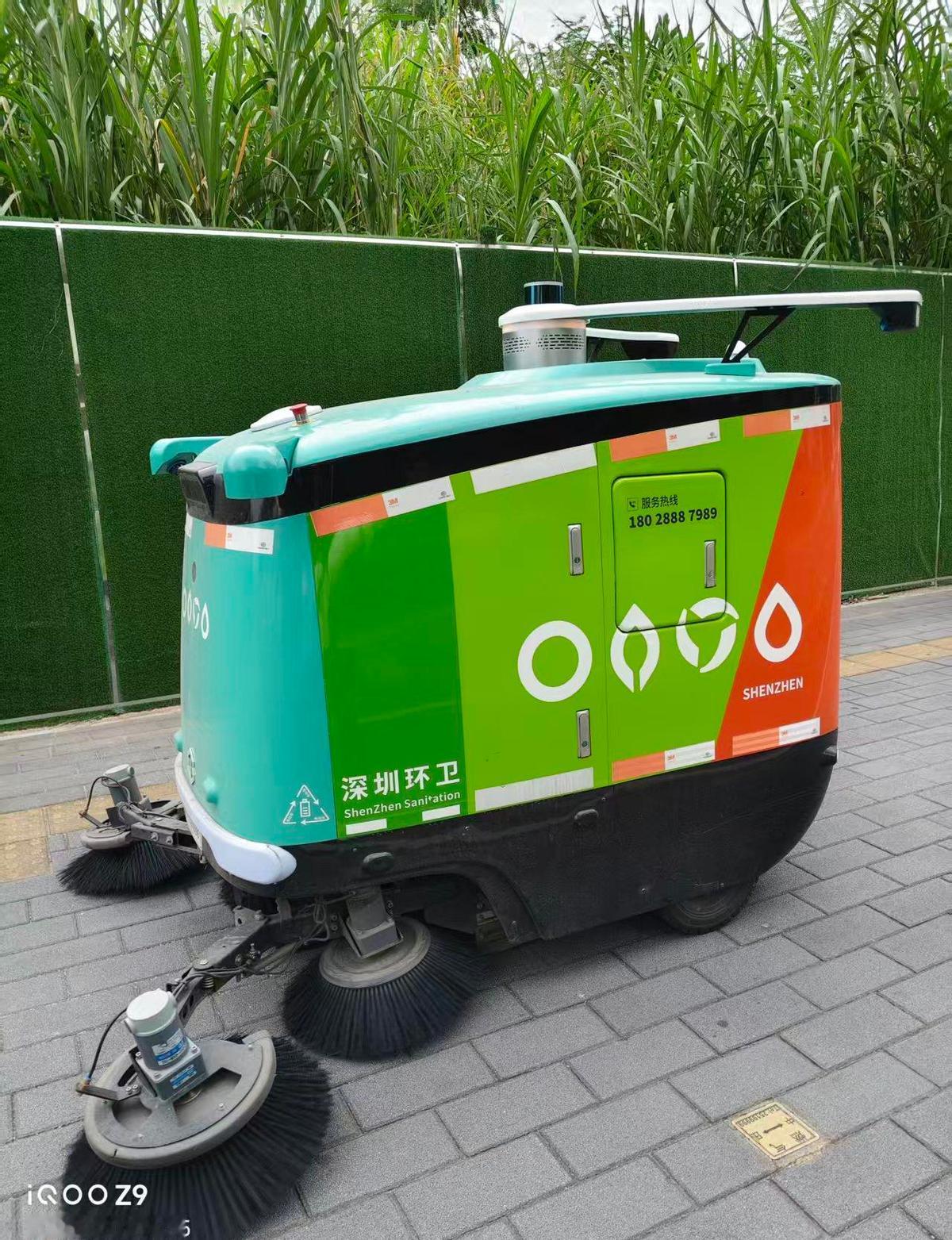 深圳街头，扫地机器人自己转圈干活了。老头儿瞅一眼，心里咯噔一下：我退休后扫大街