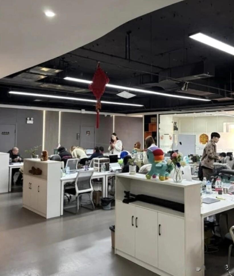 同志们听我说，如果你跳槽到一家新公司，遇到顶头boss在全员参与的部门会上说你这