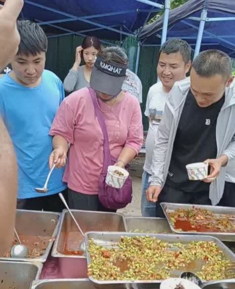 安徽合肥，一女子坚持了9年，一份盒饭只卖10元，她想着人心换人心，却没想到有人让