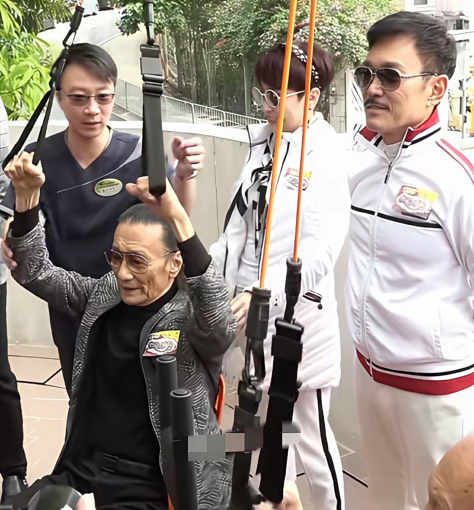 谢贤生前，前妻狄波拉与现任丈夫陪着他一起健身时的一幕