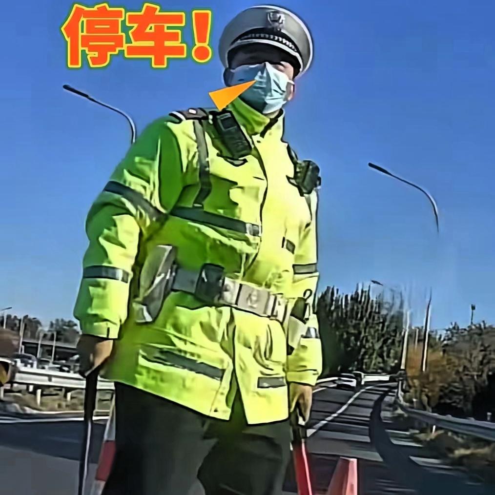 男子奔丧被交警拦下​当男子哭着说出“我妈没了，我不是想超车”，交警立刻道歉并放