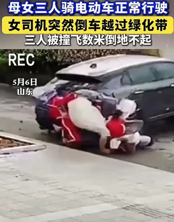 太惊险了！5月6日，山东滨州发生一起揪心车祸。一位女司机突然倒车，直接越过绿化带