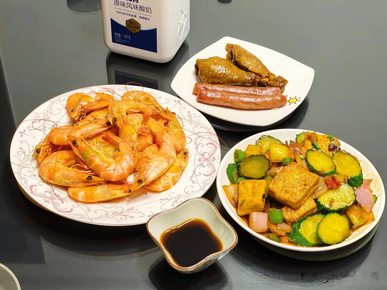 简单的家常菜～海虾家常豆腐炒黄瓜广州酒家香肠+腊鸡腿