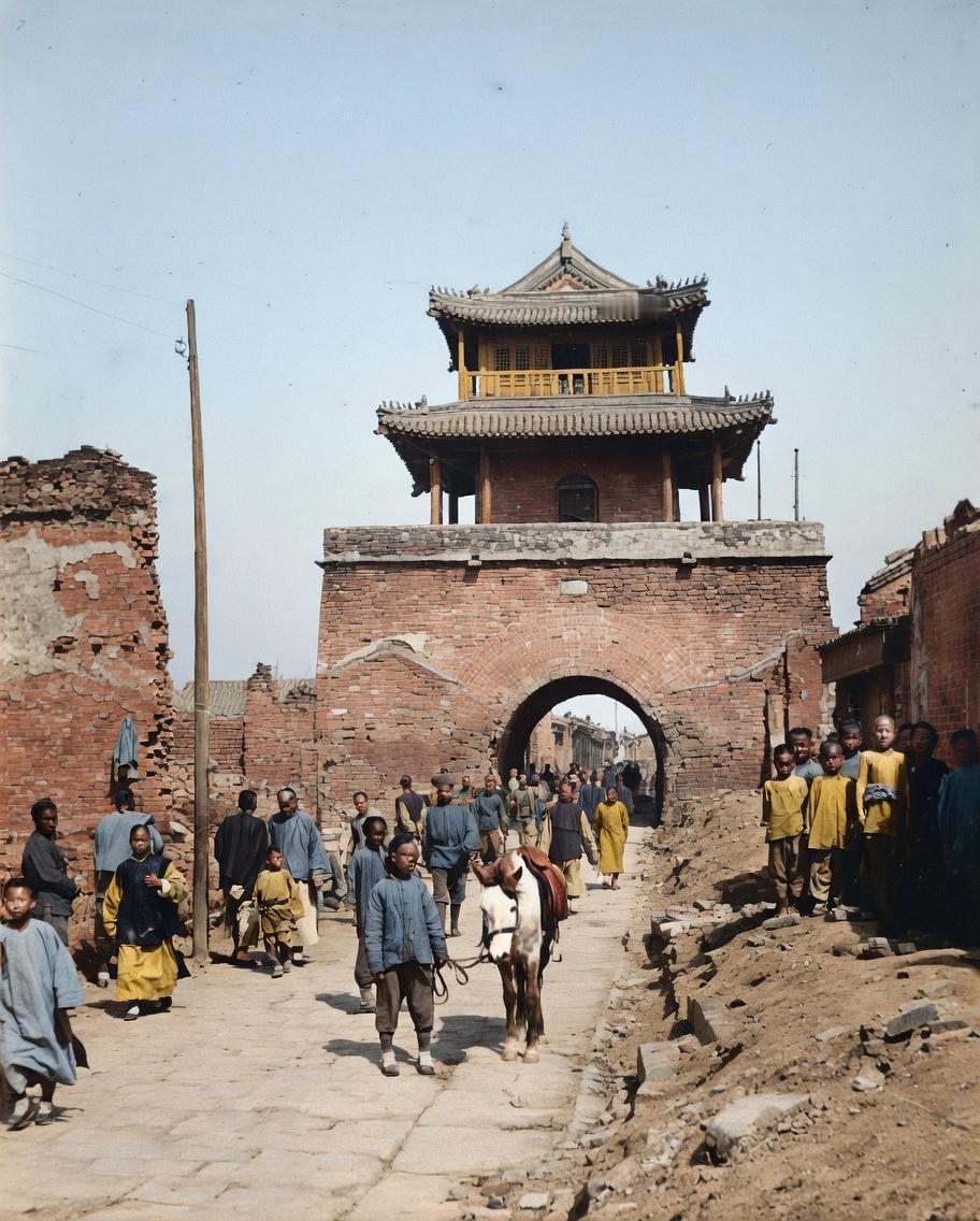 1905年，曾经的畿辅门户、600年的天津老城，在庚子国变的炮火下沦为废墟，鼓楼