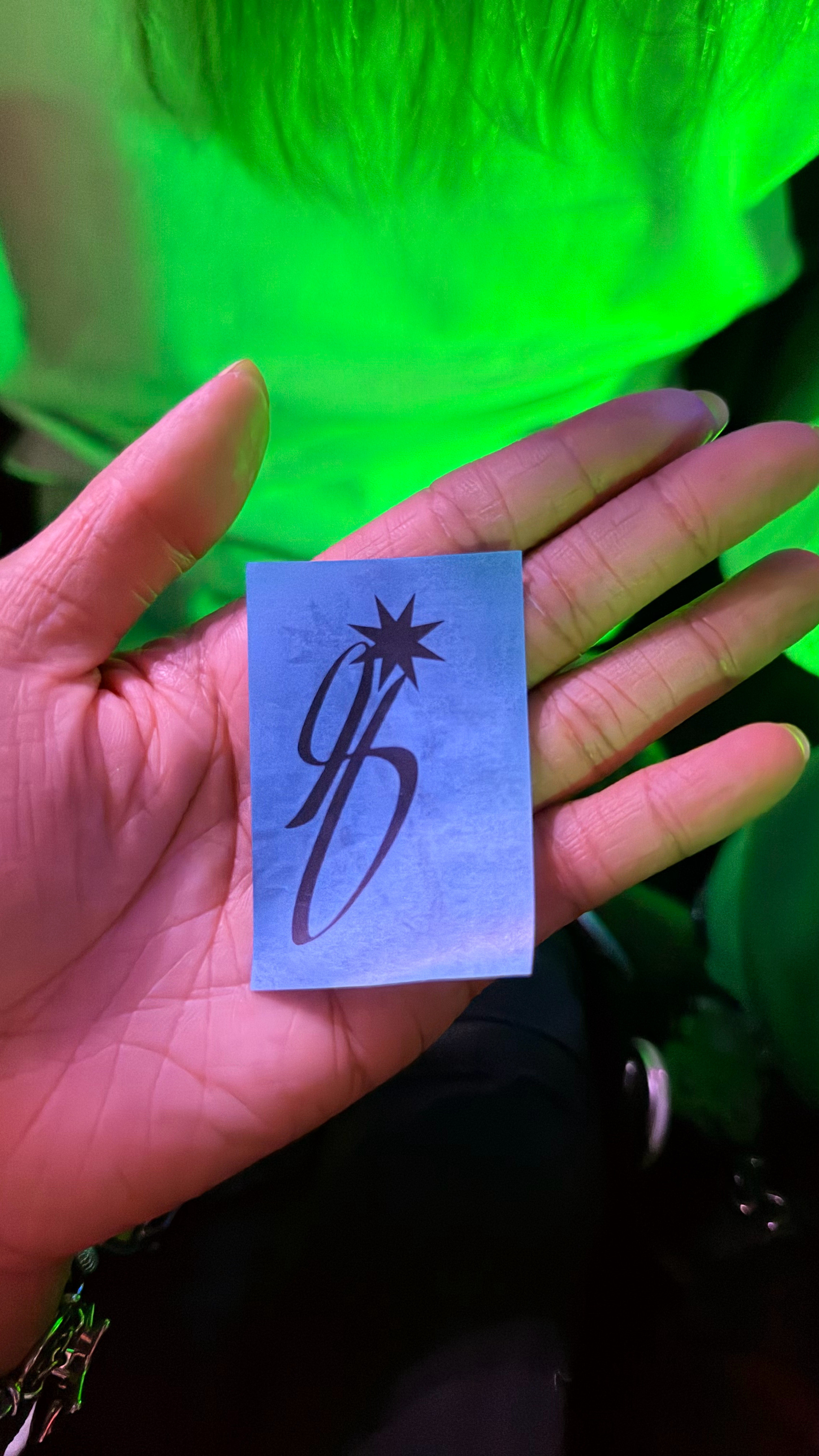 卧槽了，我在很后面啊，完全没想到能拿到彩带，一转头，粘在我肩膀上一张[哭哭][哭哭]