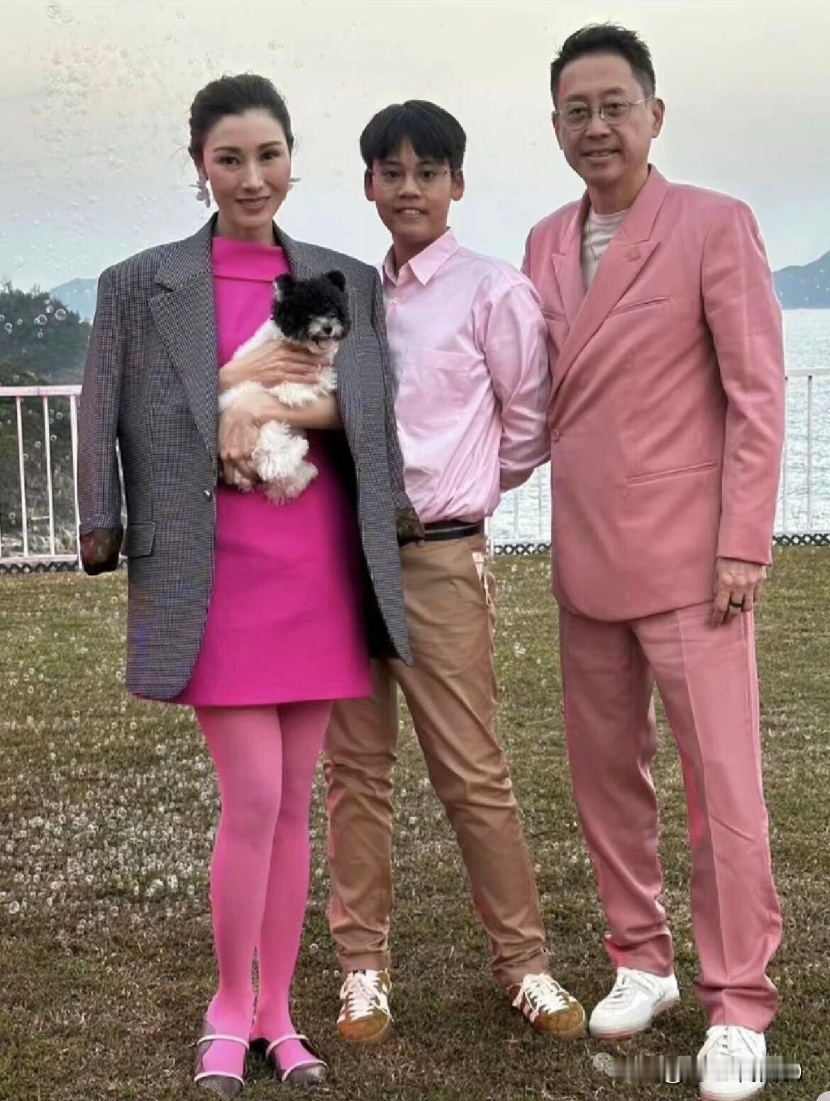 都说婚姻是最好的美容院！56岁李嘉欣如今的松弛状态，完美诠释了：嫁一个爱自己的人