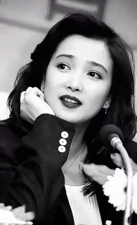 61岁演员何晴因脑癌病逝，12月15日北京昌平殡仪馆举行告别仪式，仅亲属挚友出席