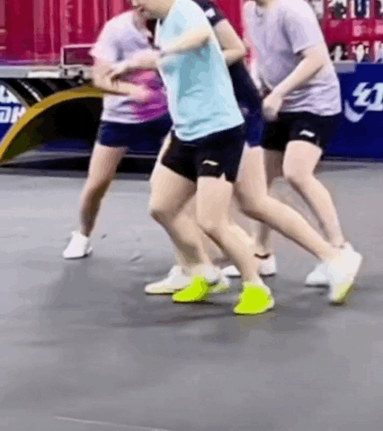 孙颖莎体能训练让球迷既心疼又心软大家调侃莎莎不拿球拍就会找不到北看到摔了一跤