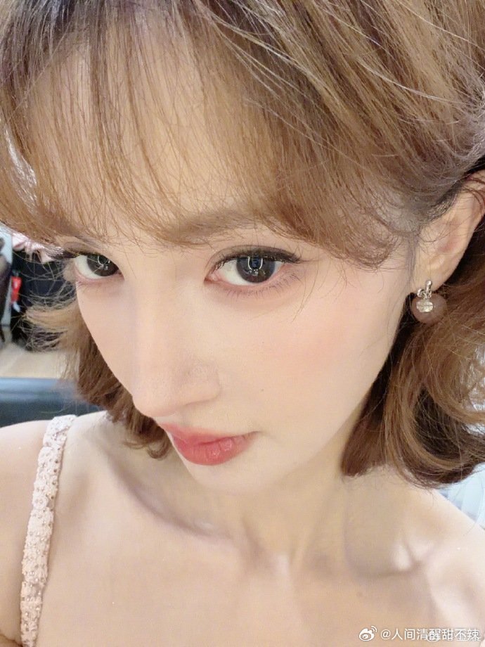 金晨自己化的妆好像洋娃娃既然是自个儿化的，那我可以申请进金老师的化妆班吗？既