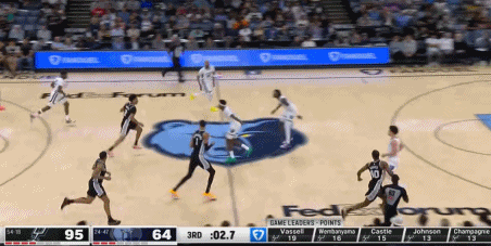 谁会是第一个正面封盖到文班亚马三分球的球员呢？文班亚马身高226，臂展244，