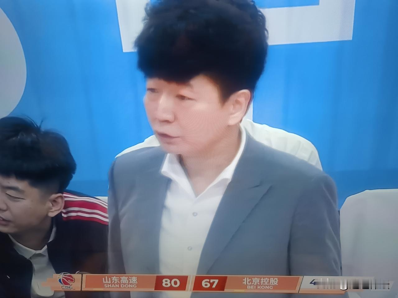 山东高速男篮胜之不武！邱彪，下课？山东高速男篮已经进行了三场比赛，刚刚正在主场迎