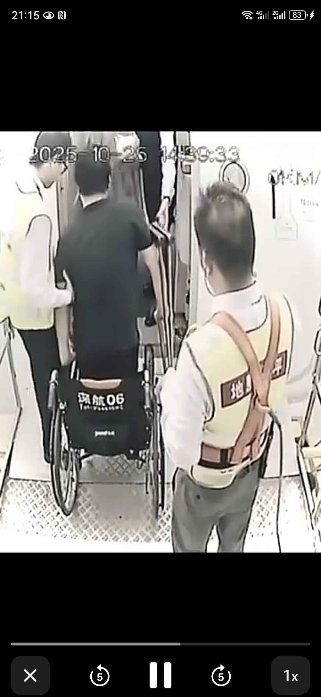 郑智化这是冤枉深圳机场了吧?从监控看,地勤小哥扶着,抱着,托着,伺候亲爹也就这样