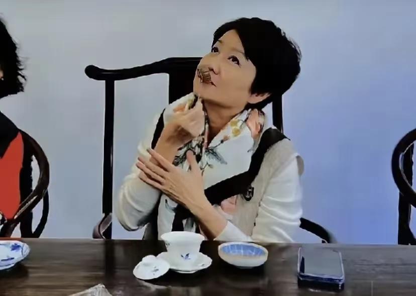 梁安琪广州同学聚会刷屏：最好的关系，是平等相待！2026春节，66岁梁安琪返