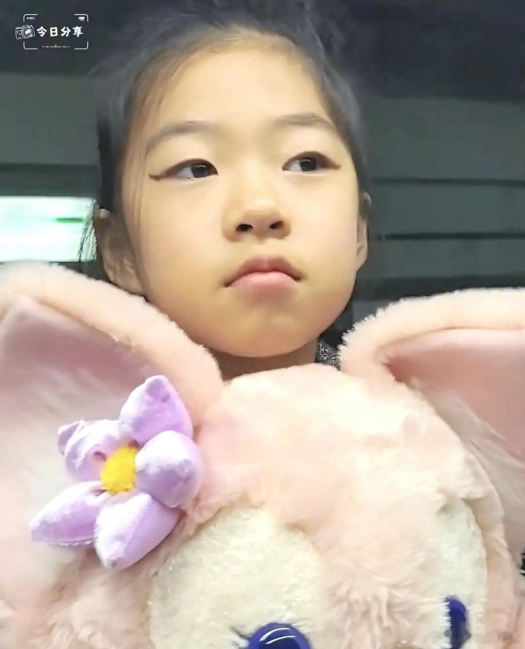 章子怡女儿醒醒，眼角上吊严重，长相一般，五官像极了汪峰，一点没有遗传章子怡的高颜