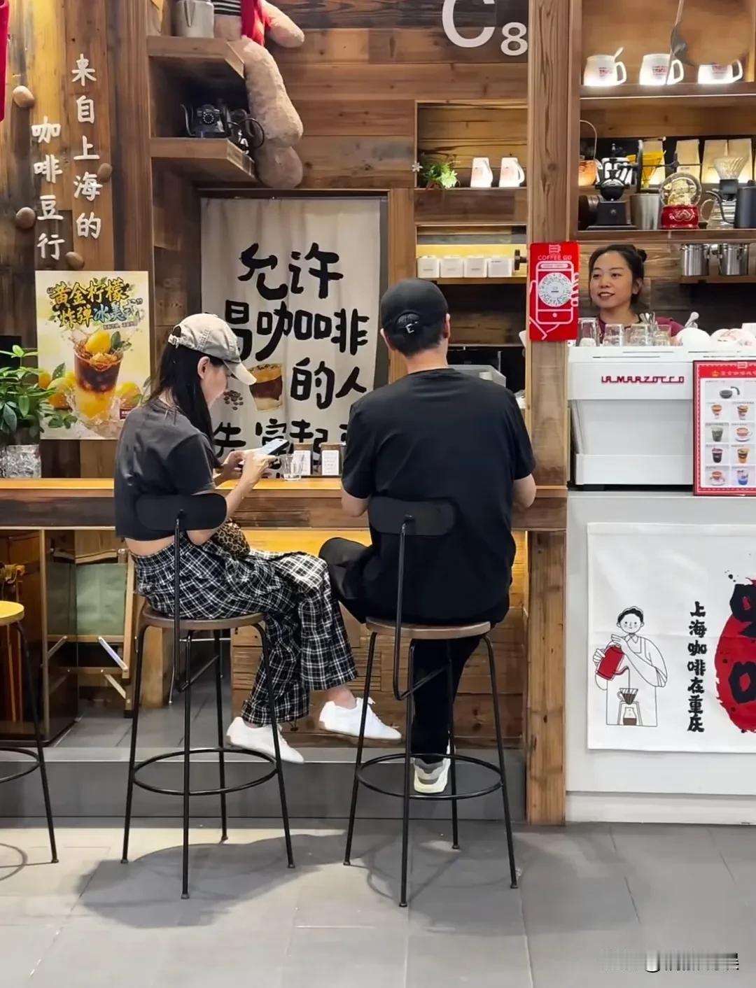 任重和孙骁骁，现身重庆的一间咖啡前，俩口子松弛感十足，想必婚姻也很幸福吧！任重