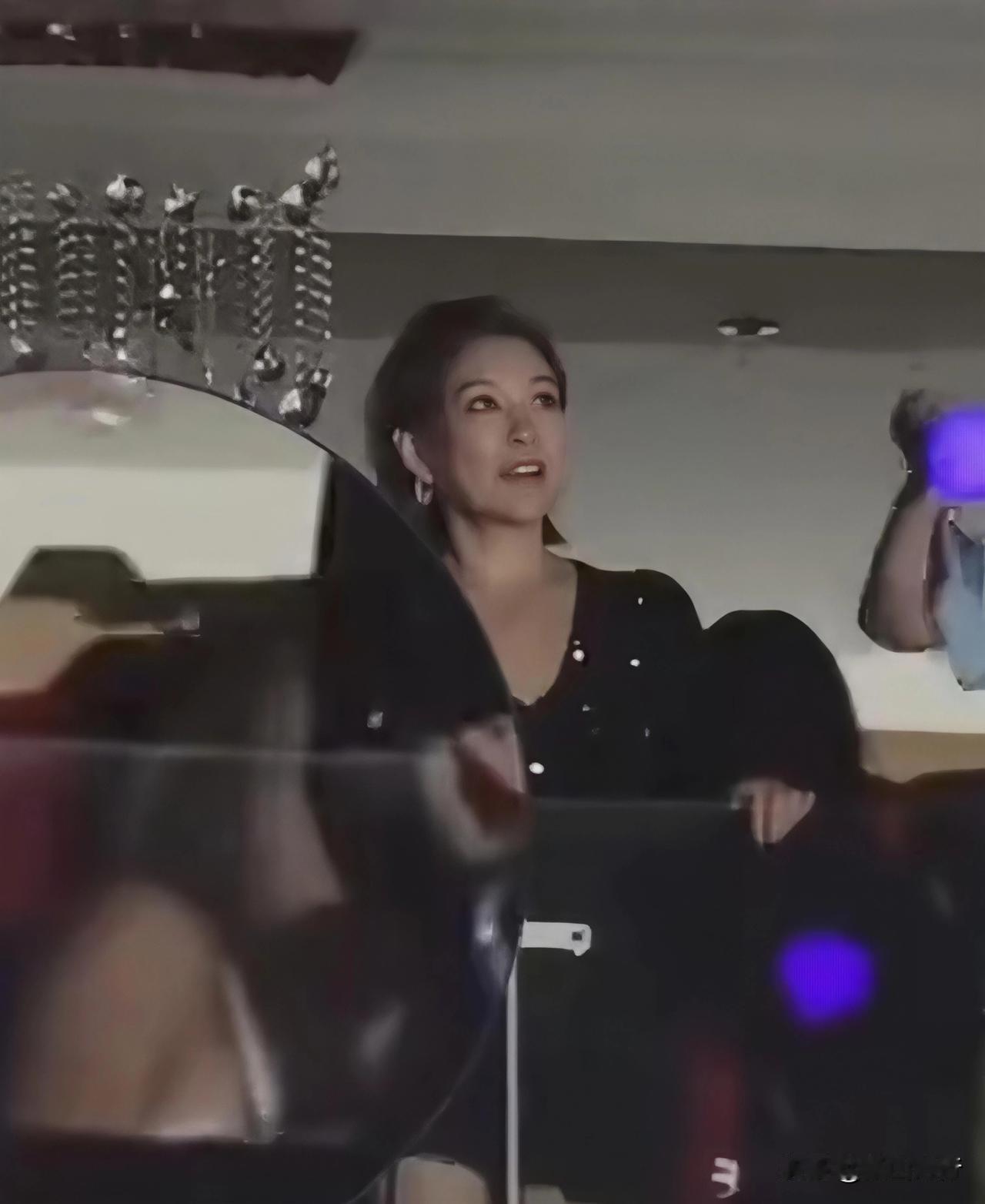 【简讯】近日，在那英“我来因为你”巡回演唱会北京站，19岁女儿孟小桐（小名小苹果