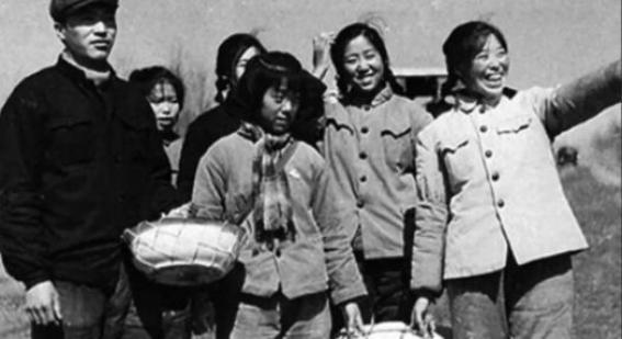 1977年的秋天，全中国有1600万知青被困在农村，每一个招工名额都是救命稻草。