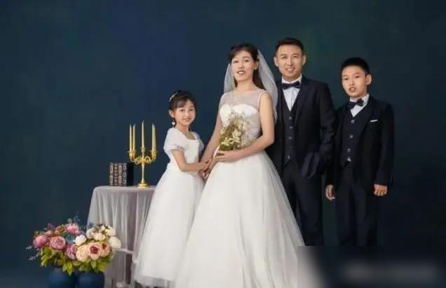 2007年，北大高材生陈长志不顾所有人劝阻，娶农村毁容女孩为妻，婚后，他学着做生