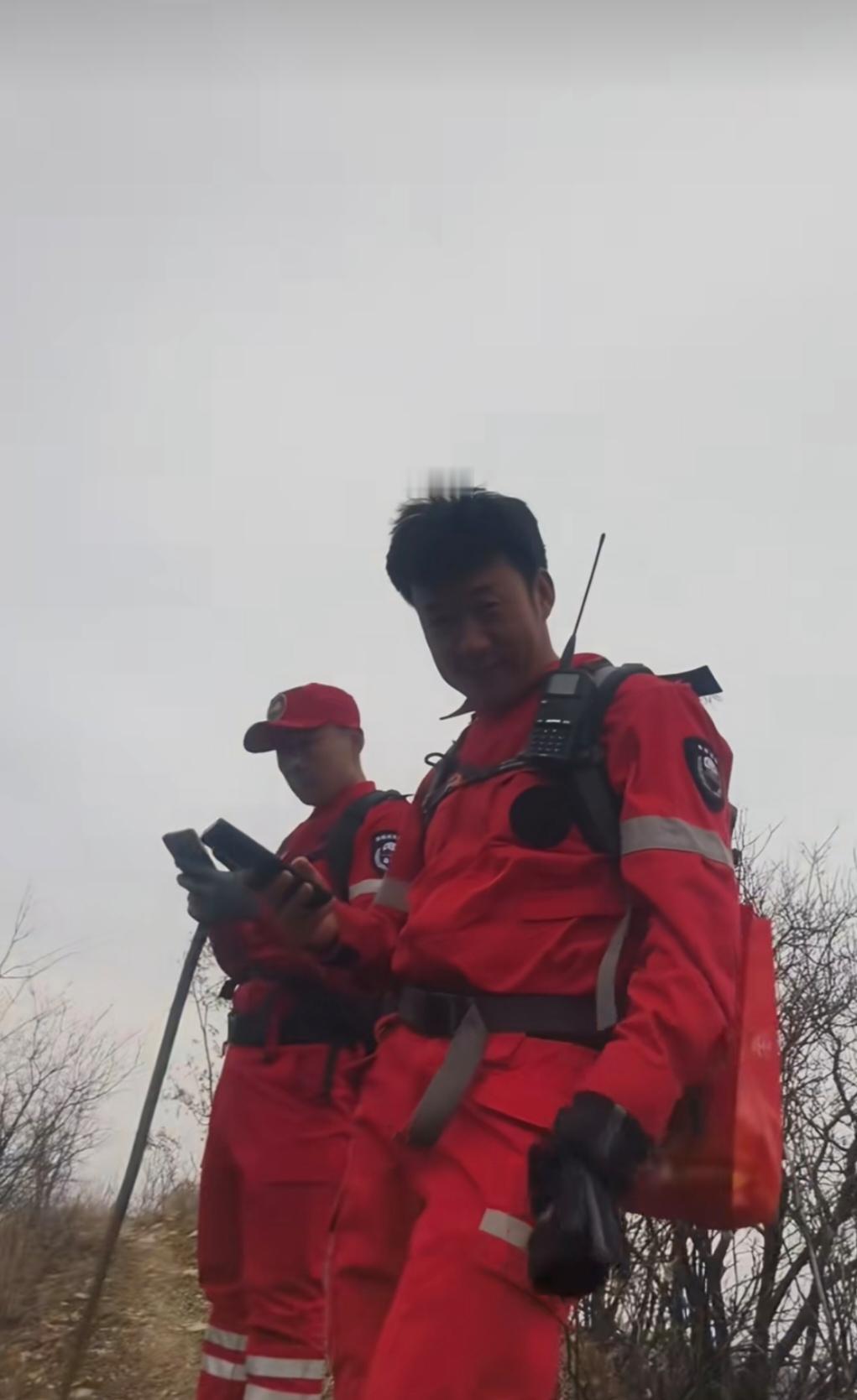 女驴友秦岭翠峰山脱队滑坠山谷报警求救，组织负责人当时未参加活动却连夜进山搜寻。第