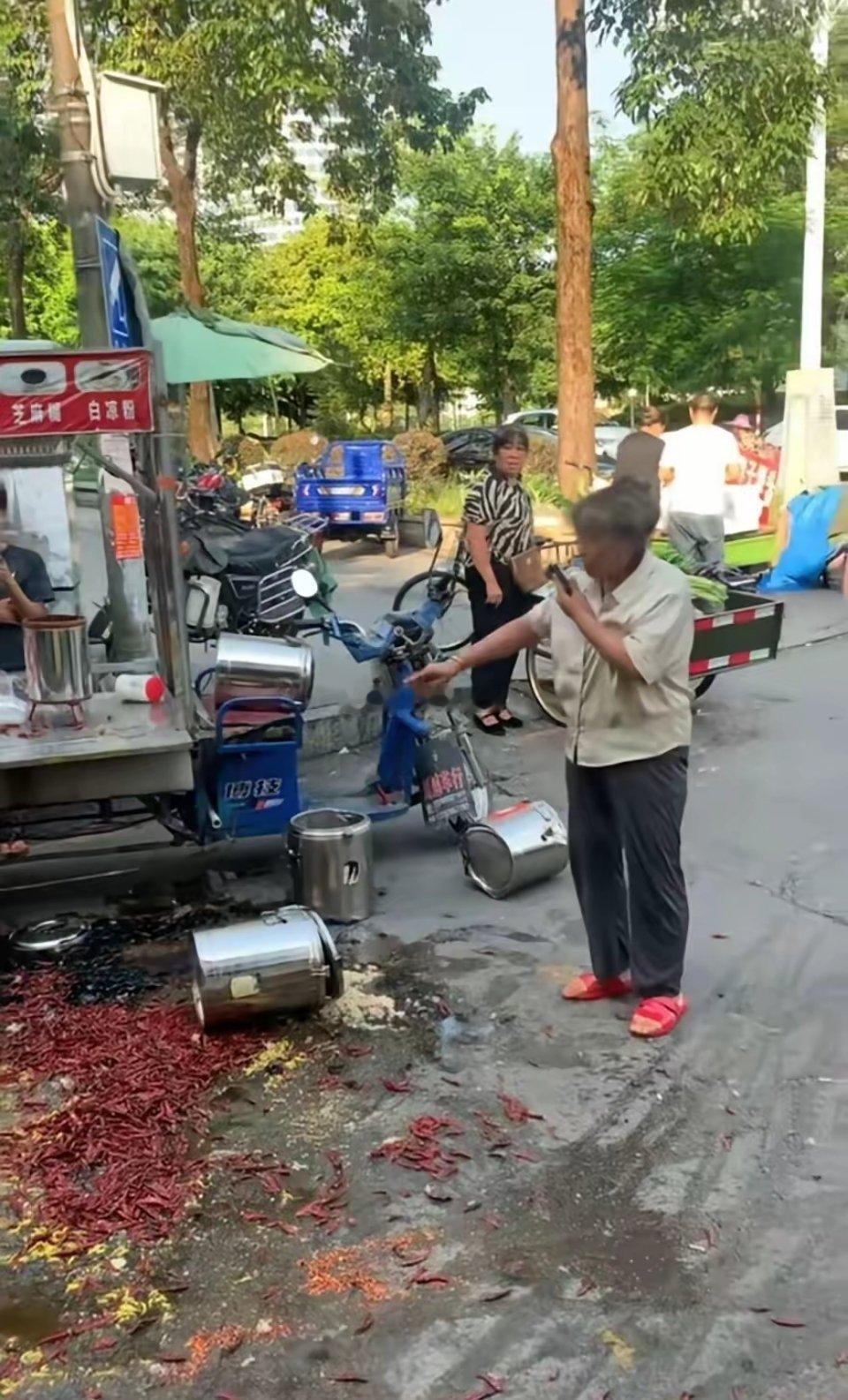 9月9日，广东。为了抢摊位，卖辣椒大妈的爆脾气，把卖糖水小伙的摊位给砸了！边砸边