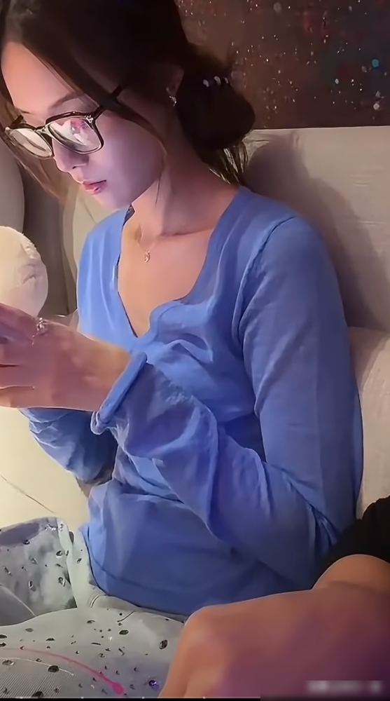 黄子韬盯着徐艺洋那张戴眼镜的脸，当着镜头直接说可爱大方，那眼神恨不得把我老婆真好看刻脑门上。旁边人都