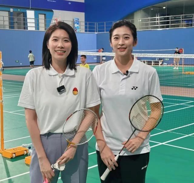 陈雨菲教练火了，国羽昔日最美女神仍然明艳动人，太好看了，连李宗伟都为她倾倒一个