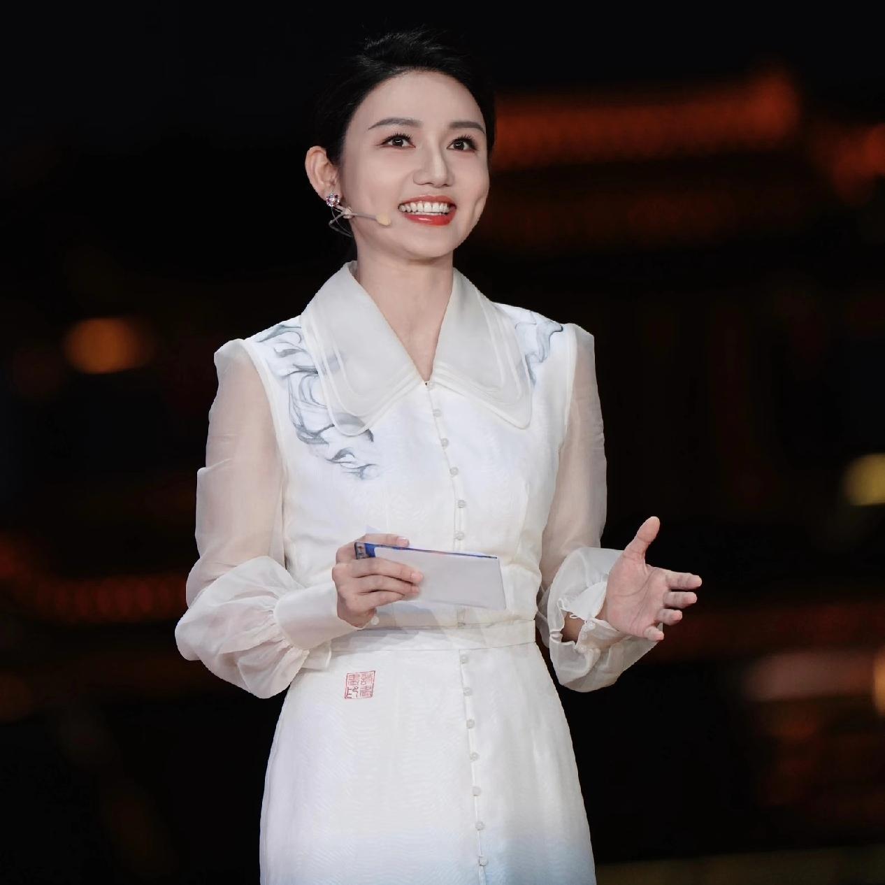 《中国诗词大会》：龙洋的造型太美了。主持人龙洋的穿搭一直都很在线，她每一次出