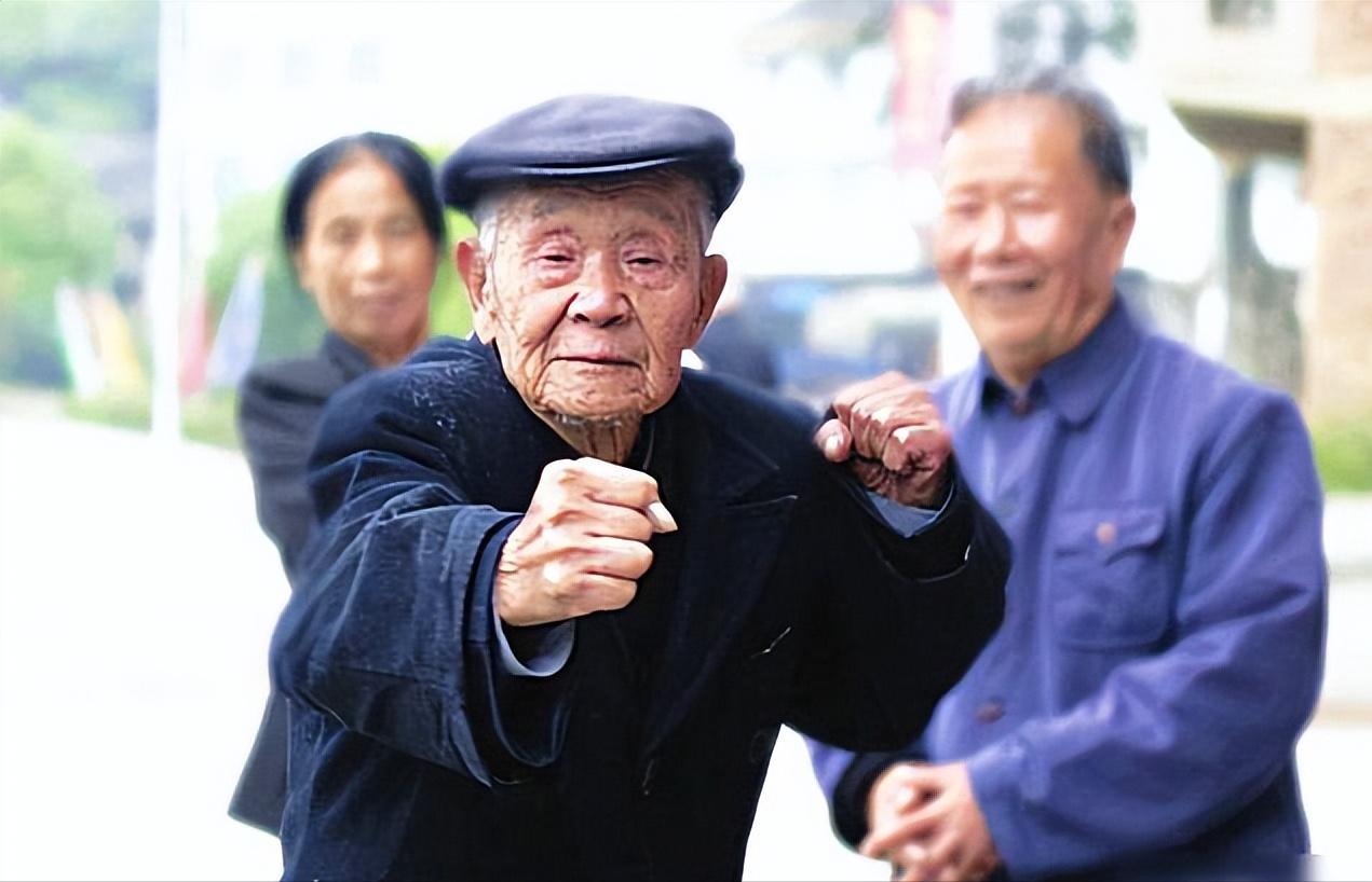 老人练太极拳，遭罪？老王每天在公园晨练，总看见一群老人打太极拳，动