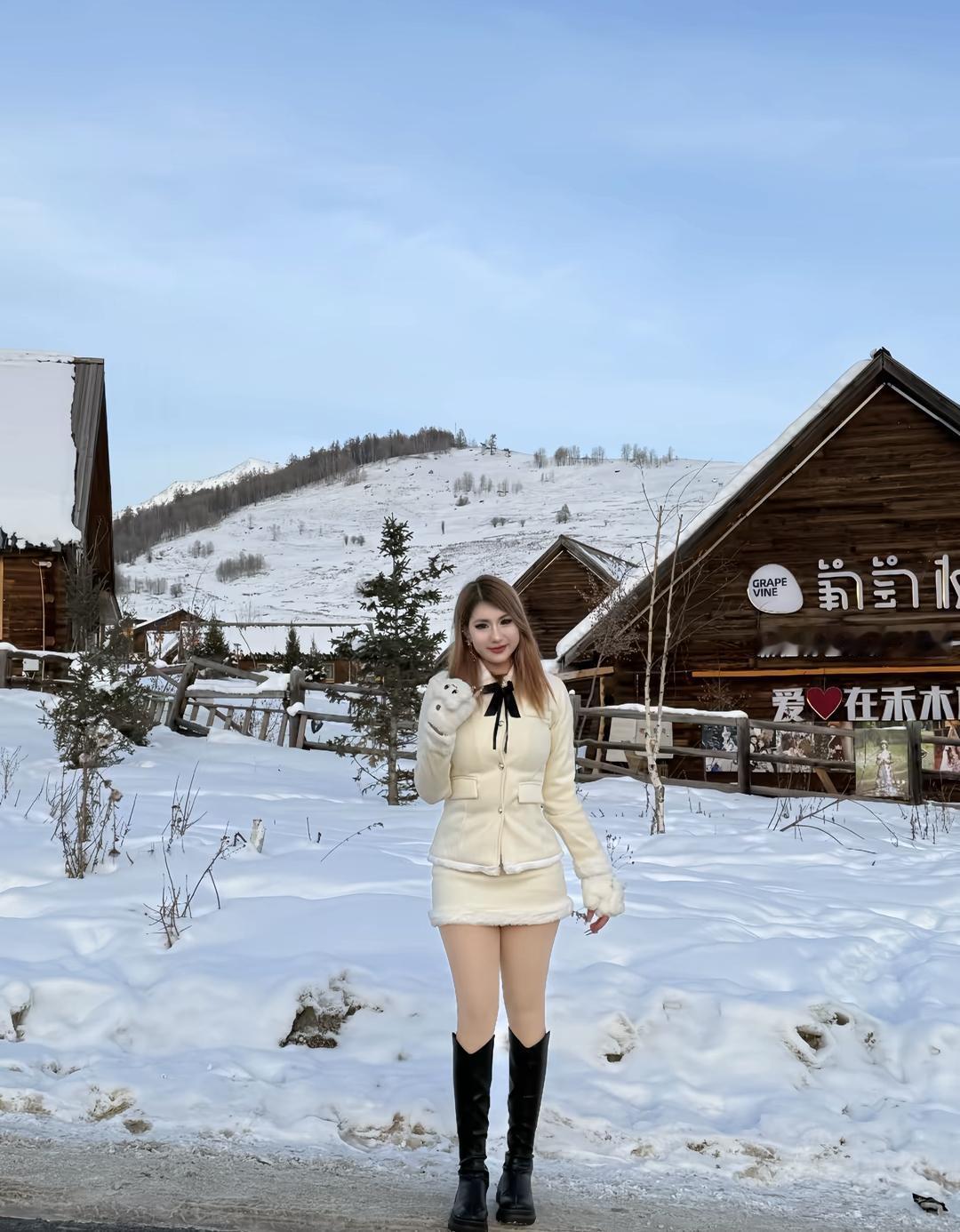 冬天穿得暖和，在雪地里拍照真开心！