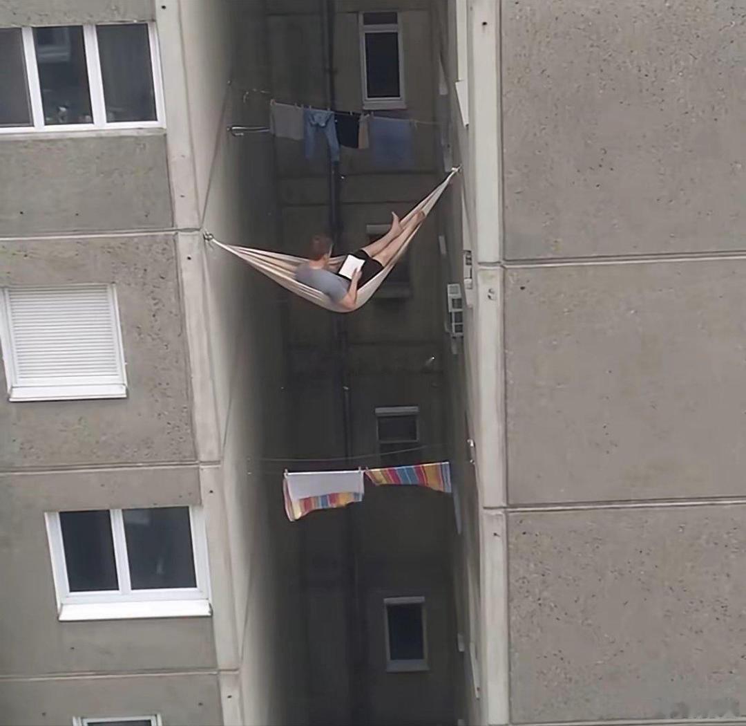 如果掉下去，他会不会告邻居没有阻拦他吧？这么危险​​​